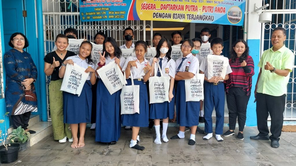 pembagian bingkisan Paskah SMPK Indriasana IV, Surabaya